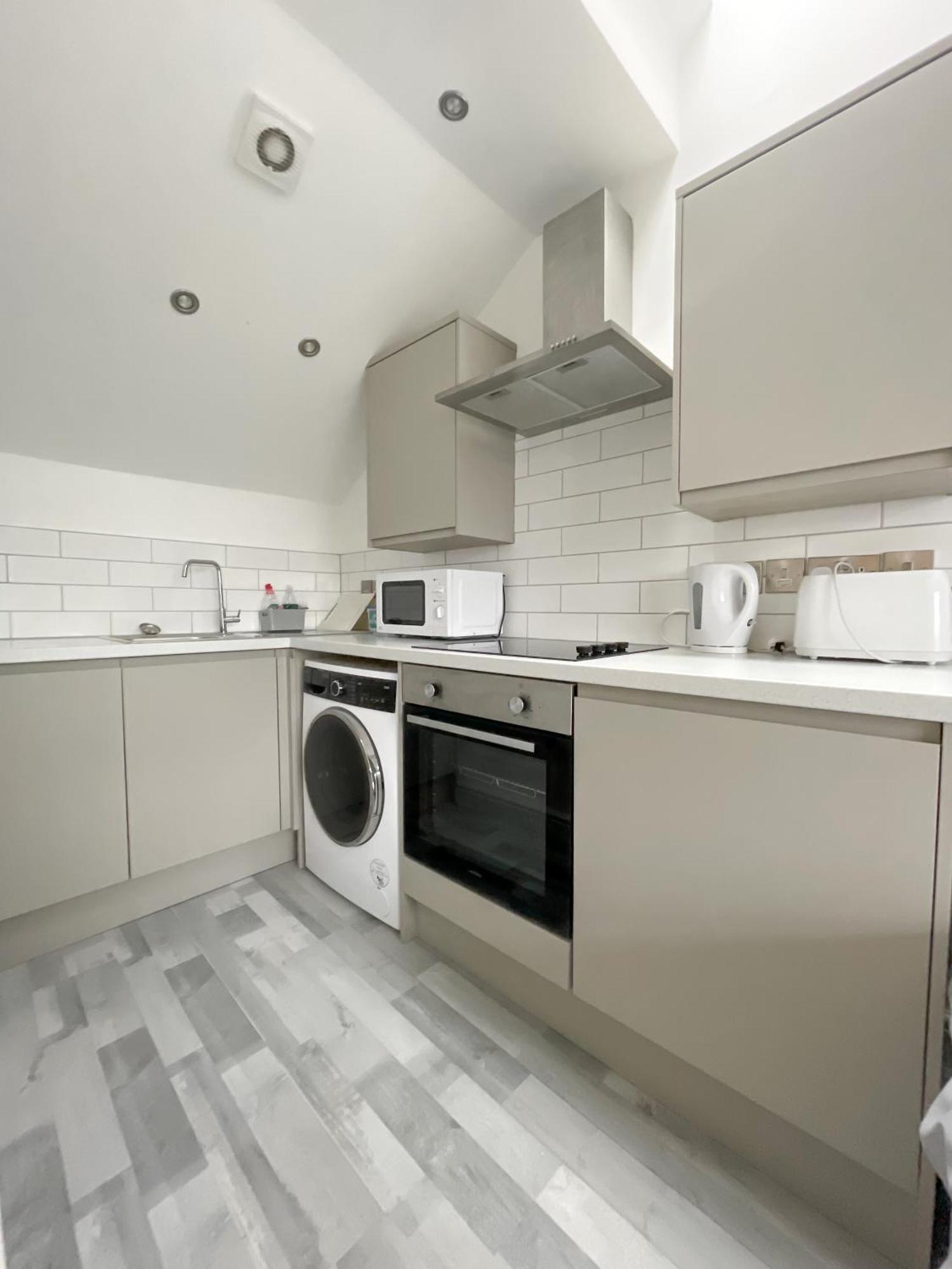 10Min To City - Free Parking - Private Studio - Contractor Friendly Manchester Exterior photo